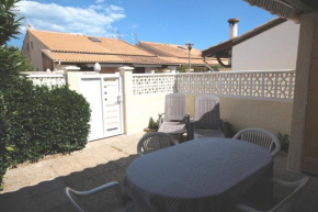 villa d'angle 4 couchages terrasse ombragée parking dans résidence sécurisée piscine commune 400m de la mer LRJP78